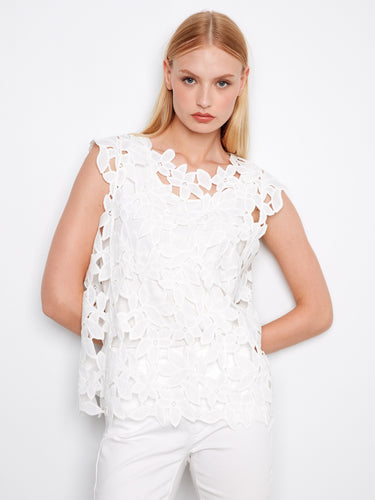 Adorned with a beautiful floral pattern, this top brings a fresh and vibrant feel to your wardrobe by Charlie B.