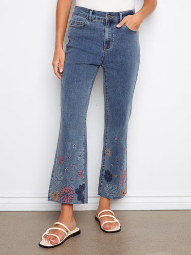 Embrace the five-pocket design of these cropped jeans, perfect for casual outings. The regular rise ensures a flattering silhouette by Charlie B.