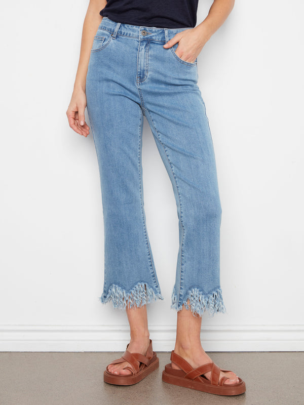 These cropped length jeans feature a regular rise waist, perfect for a casual yet trendy look by Charlie B.