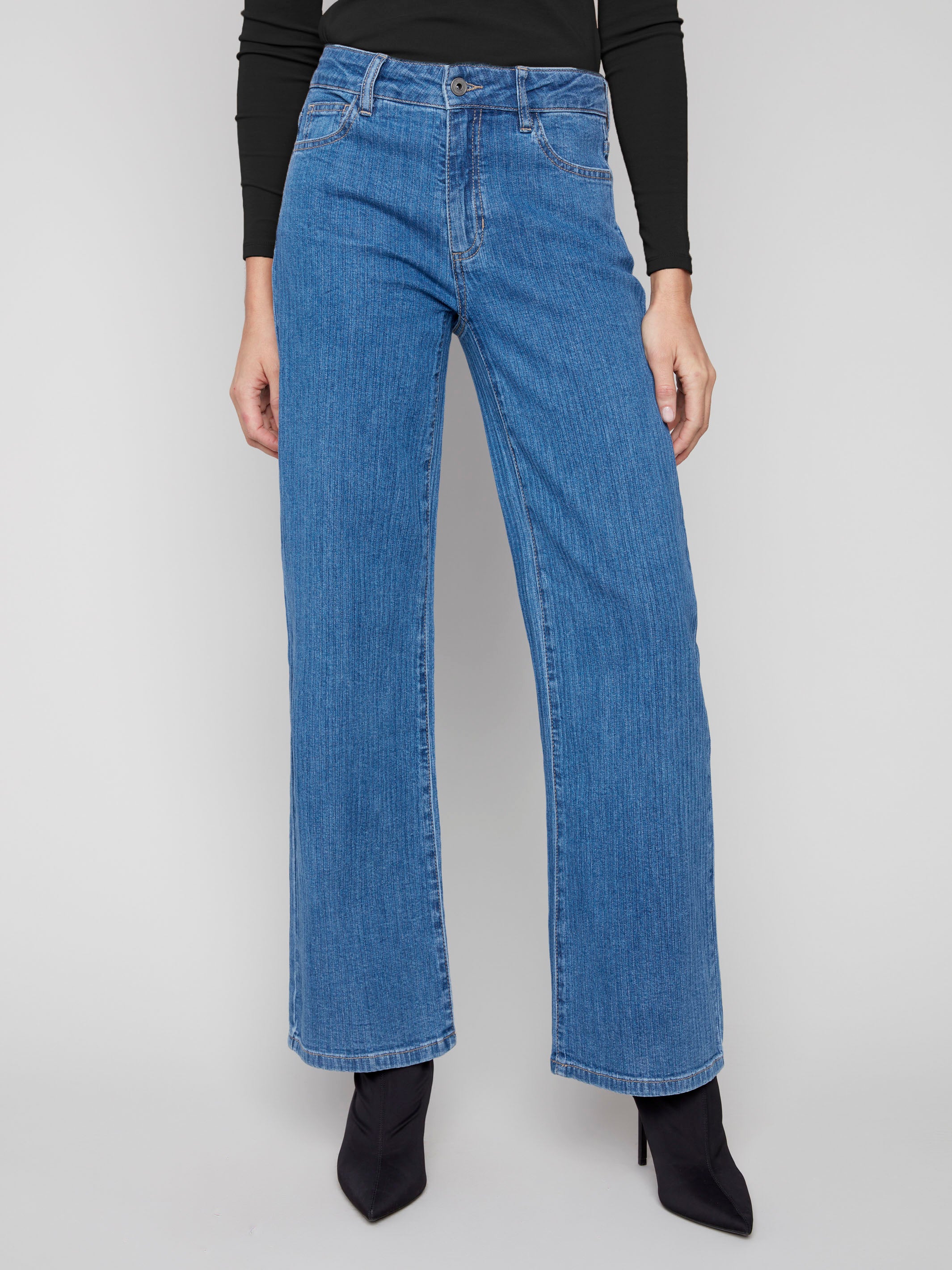 Regular rise blue jeans with stylish wide legs and a comfortable fit by Charlie B.