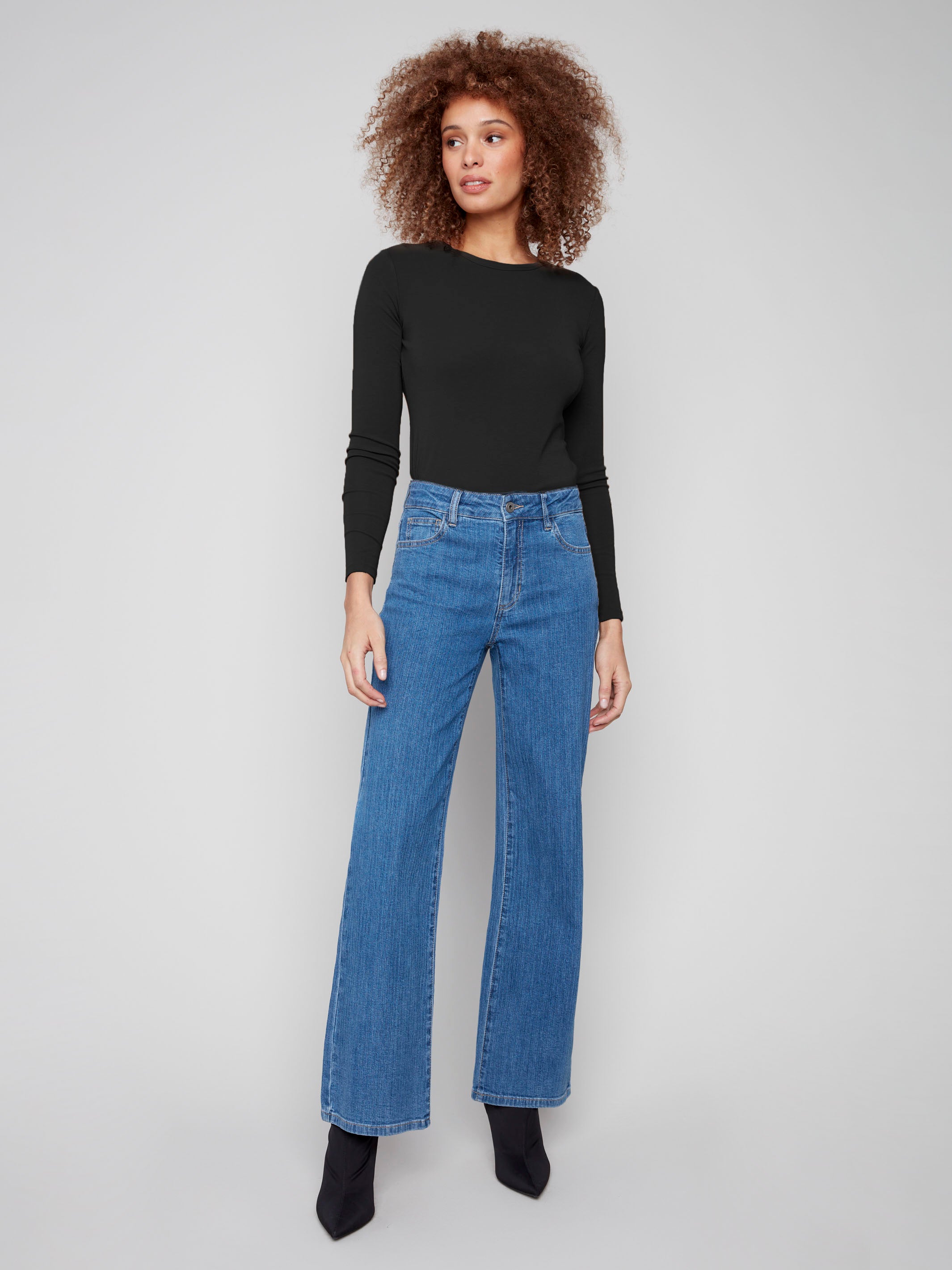 Stylish blue corduroy jeans in stretch denim with a regular rise and five-pocket design by Charlie B.