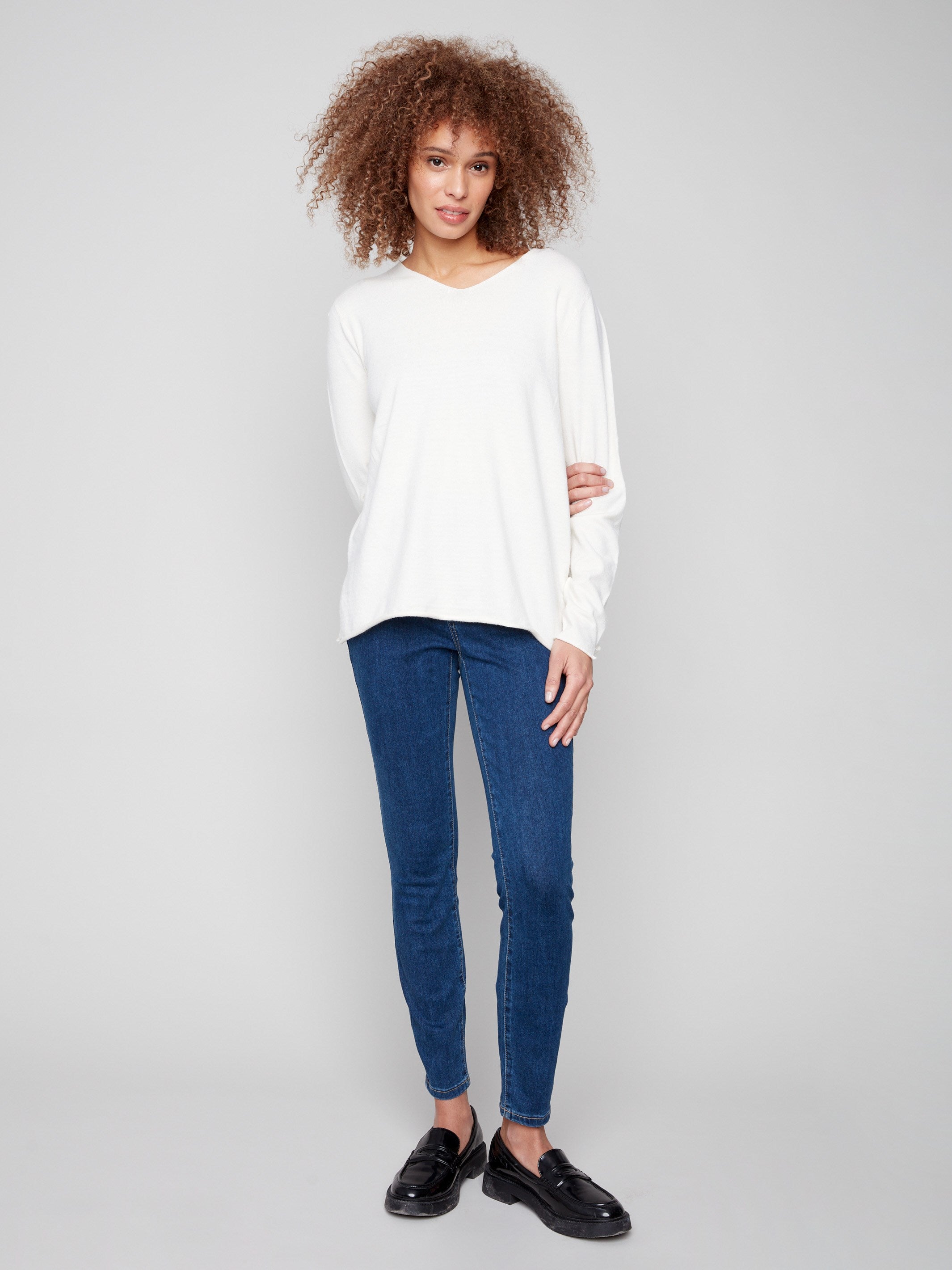 Long-sleeved ecru sweater with a V neckline, crafted in plush fabric for ultimate comfort and style by Charlie B.
