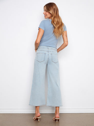 With 5 pockets, these jeans provide ample storage while maintaining a sleek silhouette. Functional and fashionable by Charlie B.