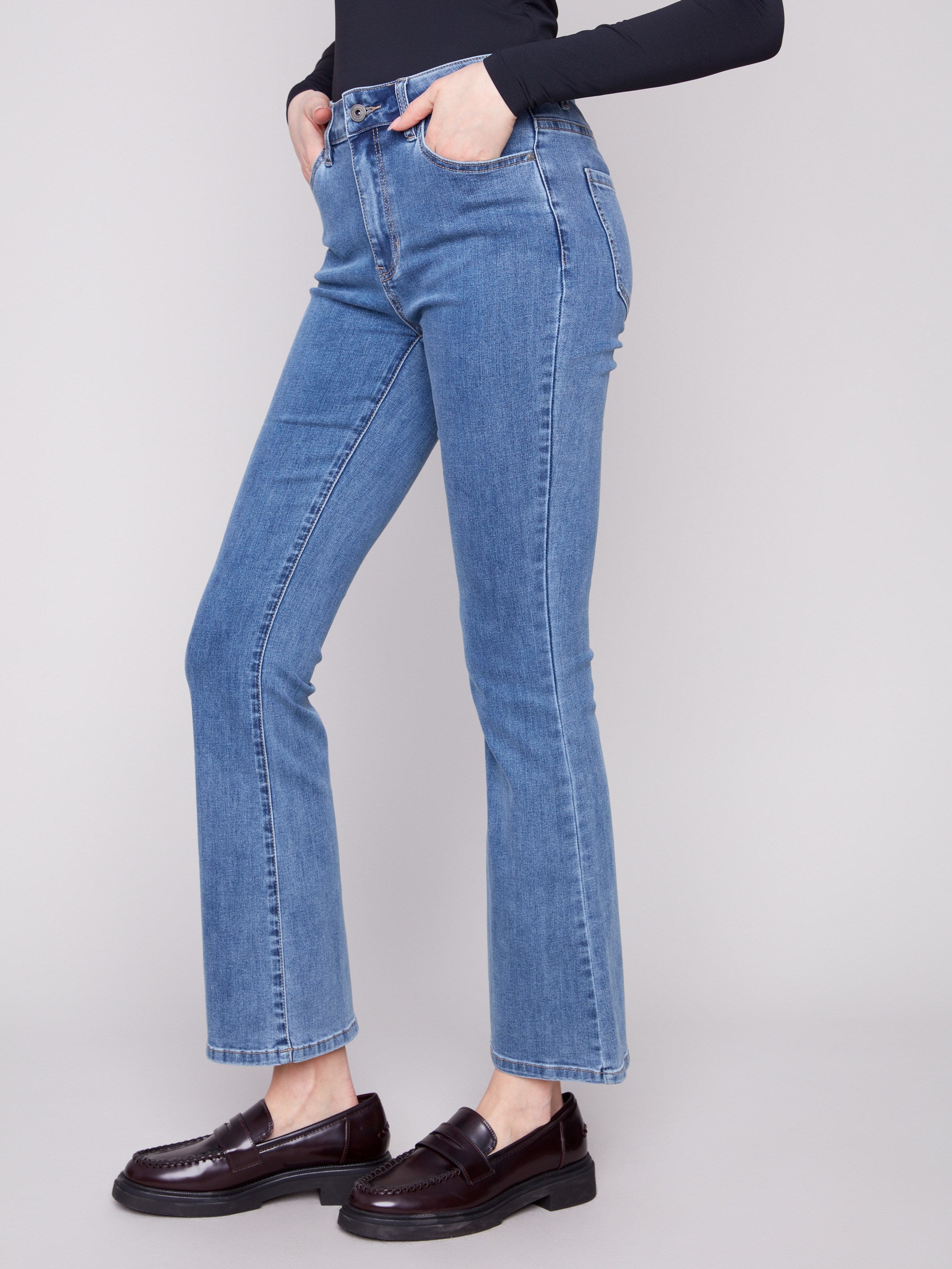 The regular rise of these jeans ensures a classic and comfortable fit by Charlie B.