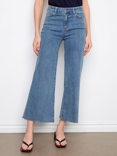With a regular rise, these denim jeans ensure a flattering fit that complements any top by Charlie B.