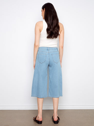 Enjoy the comfort of regular rise in these versatile denim jeans, ideal for everyday wear. By Charlie B.