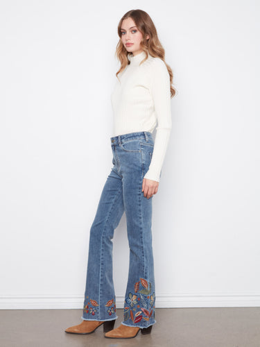 These full-length jeans offer a flattering silhouette with their regular rise and stylish details. Designed by Charlie B.
