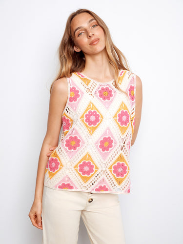 A captivating floral pattern adorns this chic top, complete with a comfortable crew neckline. Perfect for pairing with jeans by Charlie B.