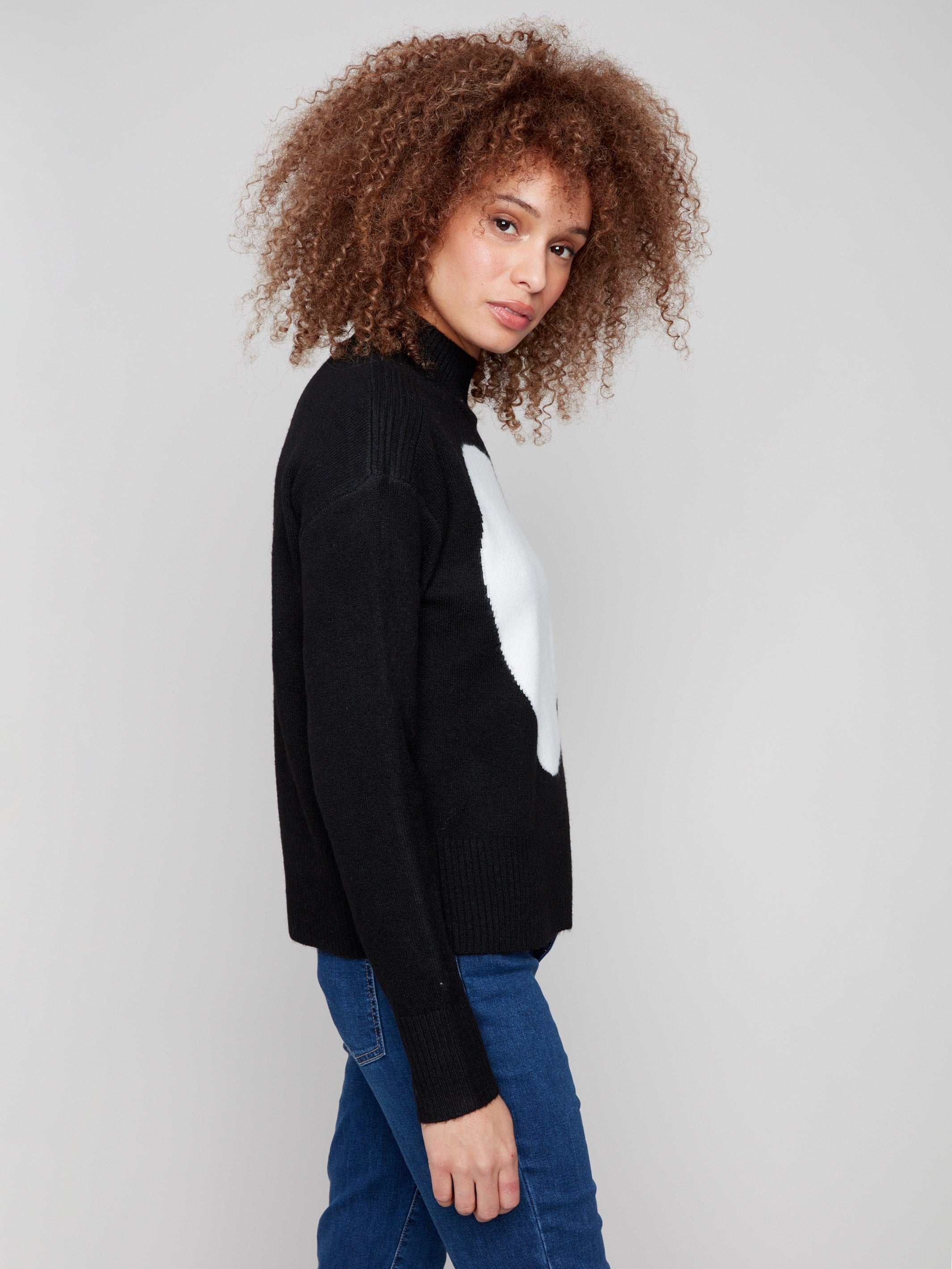Chic black sweater with ribbed shoulders, highlighted by a striking white heart pattern on the front by Charlie B.