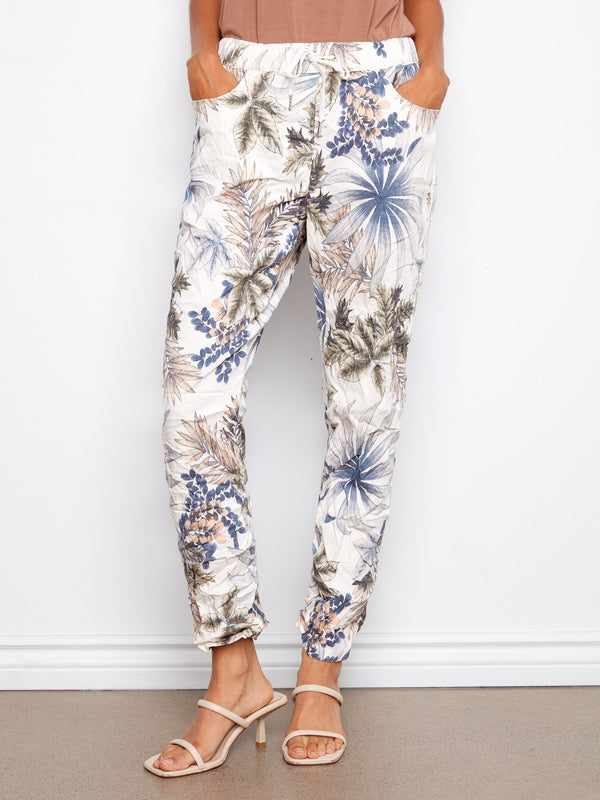 Jogger pants for women in blue and beige floral print, showcasing two side pockets and an elastic waistband by Charlie B.