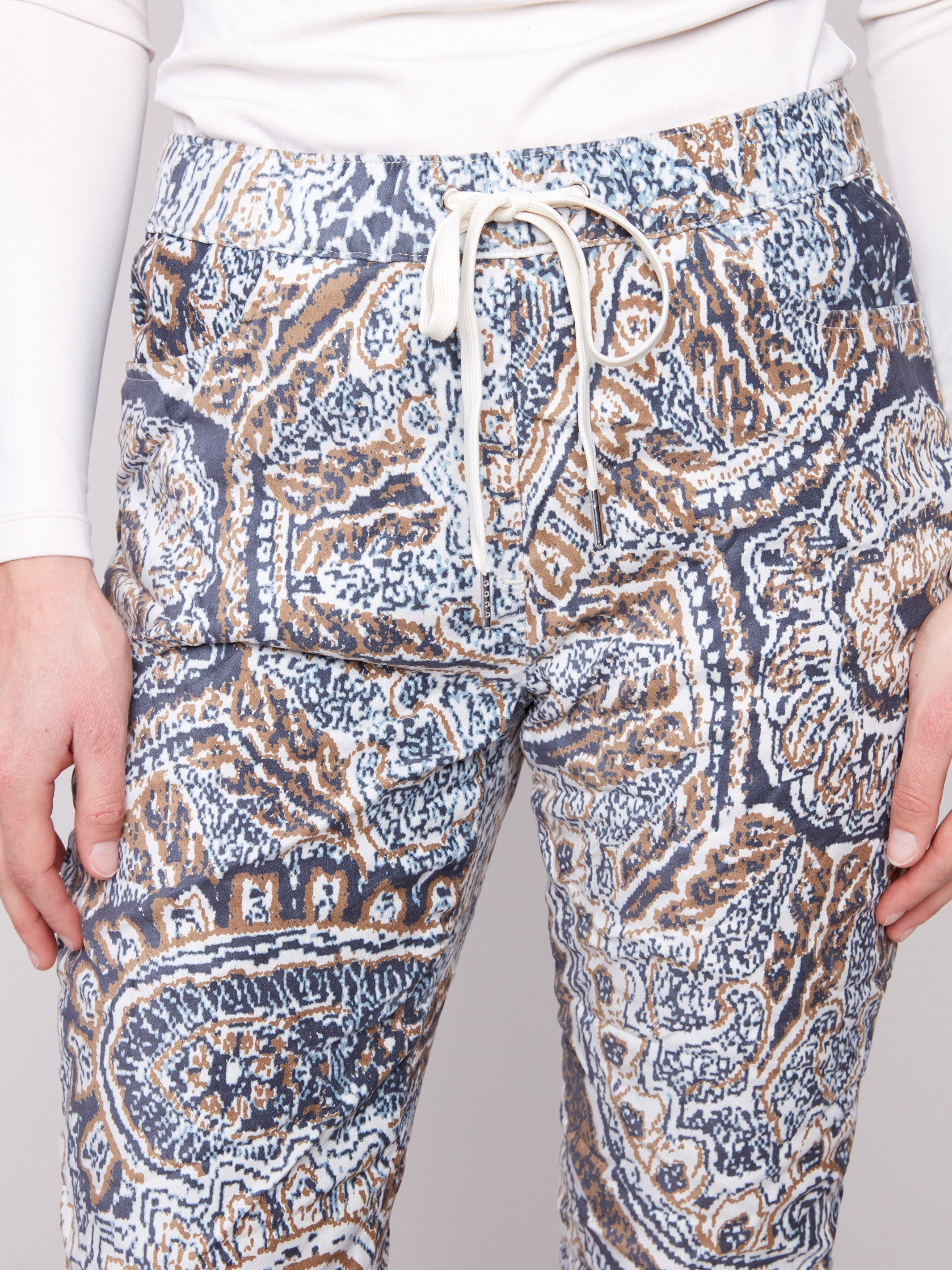 Featuring a regular rise, these jogger pants are perfect for everyday wear with their unique bohemian print by Charlie B.