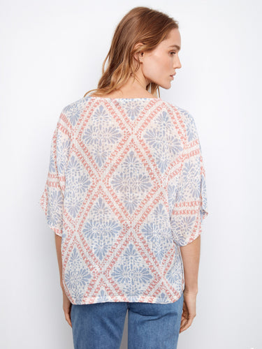 The relaxed fit of this top ensures ease and comfort in every movement. Designed by Charlie B.