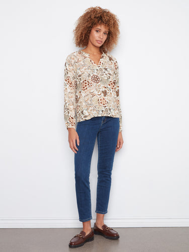 Chic floral blouse with a relaxed fit, ideal for pairing with jeans or skirts. Experience the elegance by Charlie B.