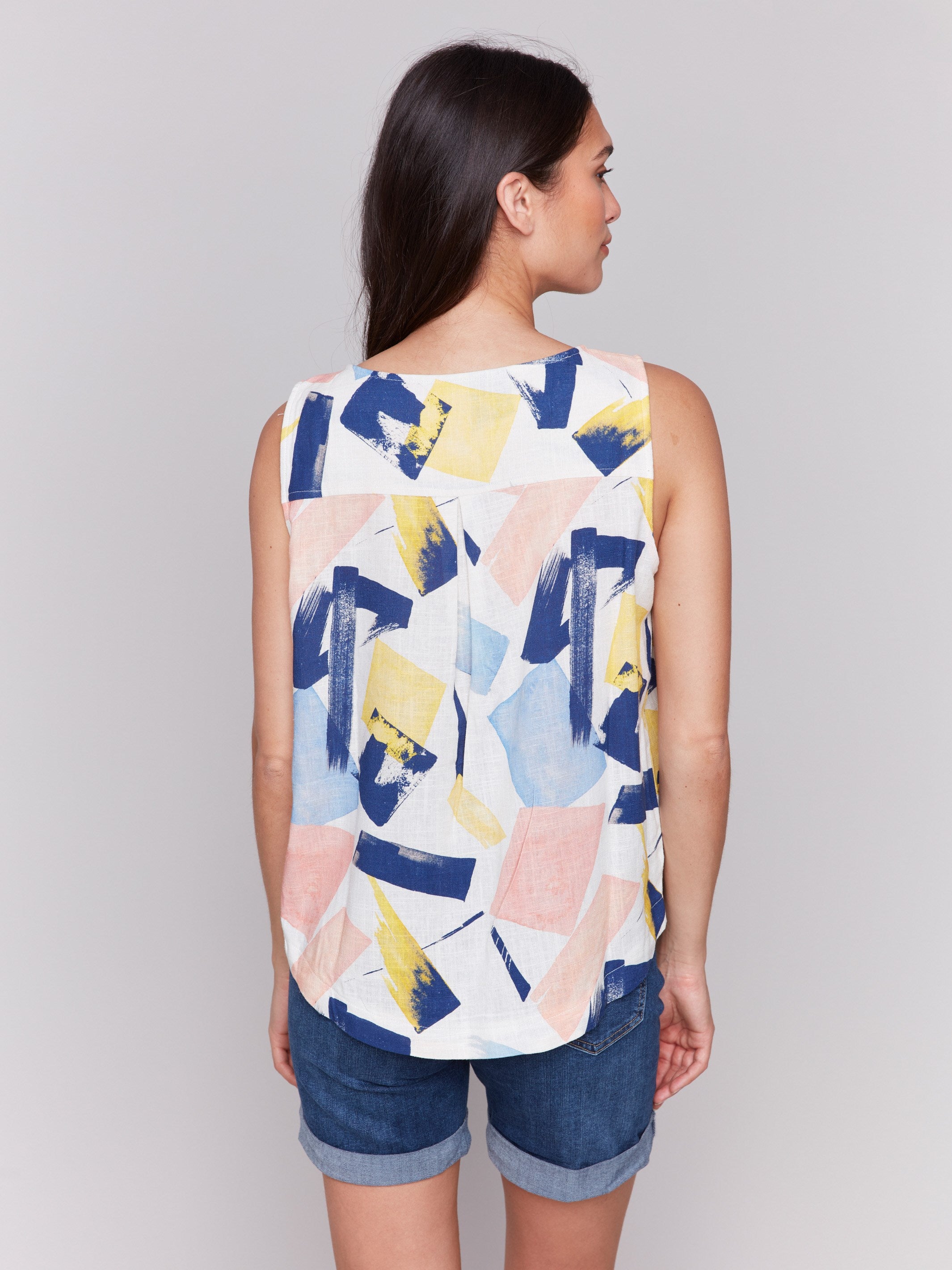 Fashionable rounded hem and abstract style by Charlie B.