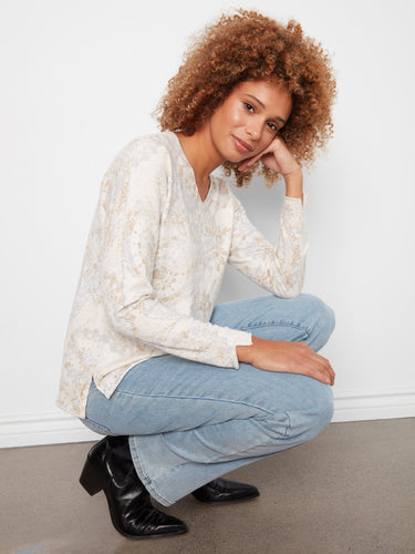 Sweater with a botanical print in neutral tones, designed with long sleeves and a relaxed fit by Charlie B.