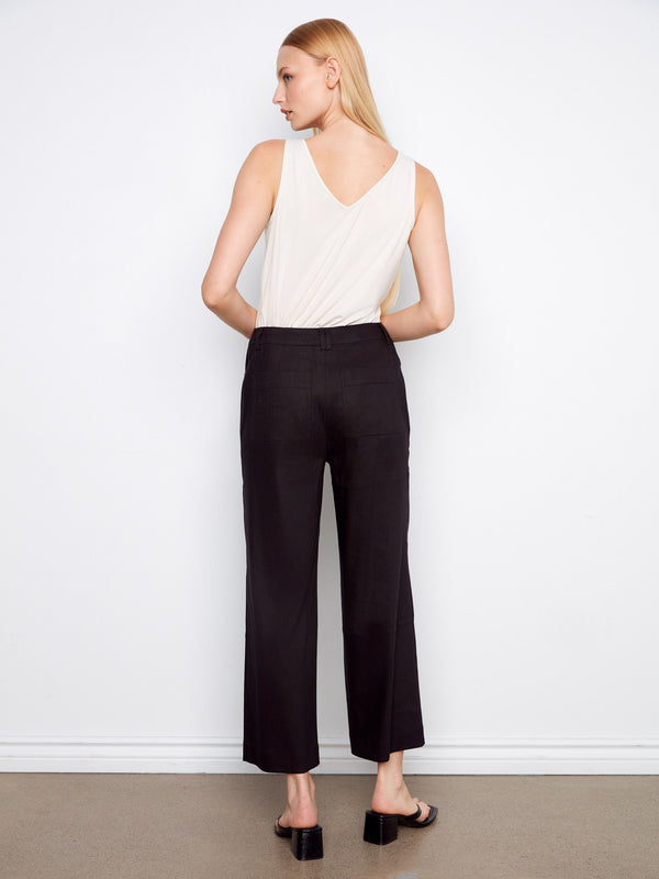 Cropped length black pants in stretch linen fabric, ideal for a chic look. Perfectly crafted by Charlie B.