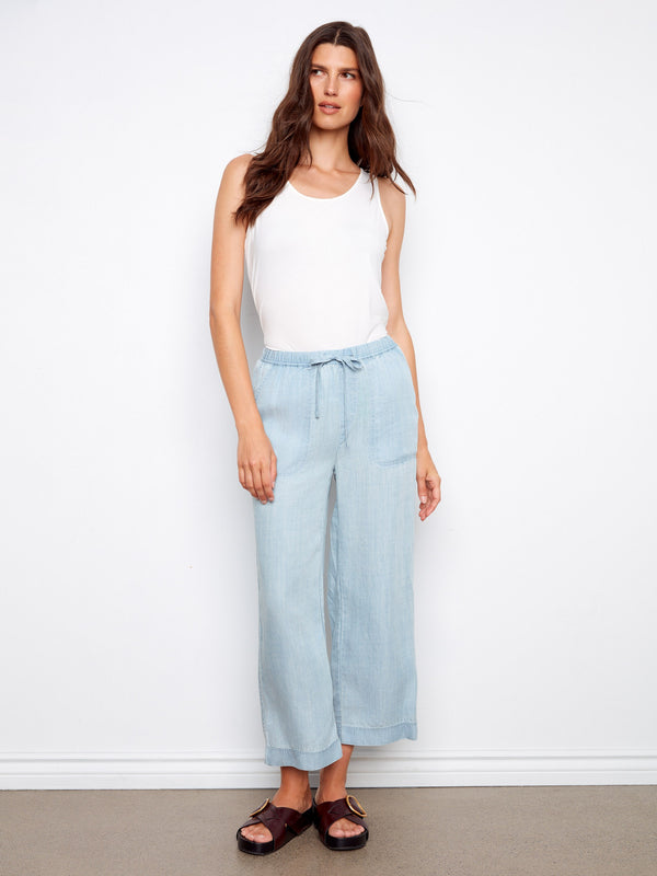 Comfortable Tencel joggers in light blue, featuring an elastic waistband for a perfect fit by Charlie B.